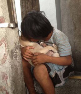 Un lien d'amour inconditionnel : L'histoire émouvante d'un enfant abandonné et son fidèle compagnon canin.